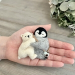 皇帝ペンギンさんとシロクマさん　羊毛ブローチ