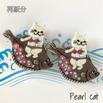 【再販】華麗なカレイでサーフィンにゃんの刺繡ブローチ