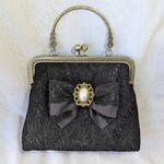 黒レースがま口バッグ　金具ハンドル