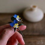 朝露に咲く、ひとときの空色。ツユクサのひだまり。生成り咲く布花ブローチ