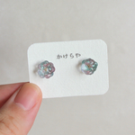 うるつやグラデーションの小ぶりレジンピアス｜推し色｜休日コーデ｜小さめ｜花｜アレルギー対応｜水色｜ピンク｜梅雨｜ゆめかわ