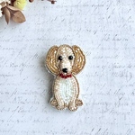 ビーズ刺繍のブローチ・ミニチュアダックスフンド（おすわり・クリーム）