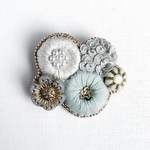 花束刺繍ブローチ（アイスブルー）