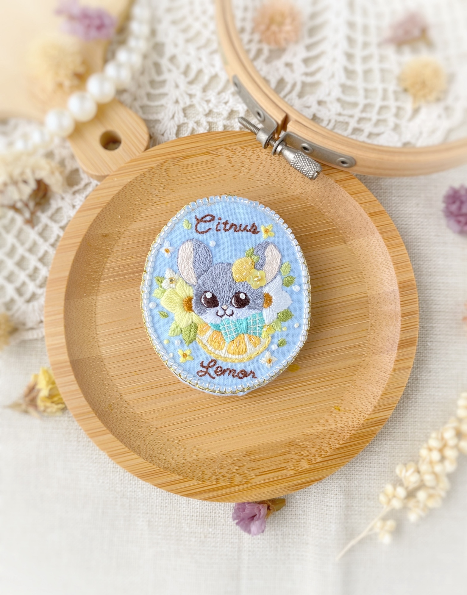 うさぎさんとレモンの手刺繍ブローチ｜Citrus Lemon - ちるkacchi
