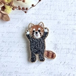 ビーズのオートクチュール刺繍ブローチ・レッサーパンダ（いかくのポーズ）