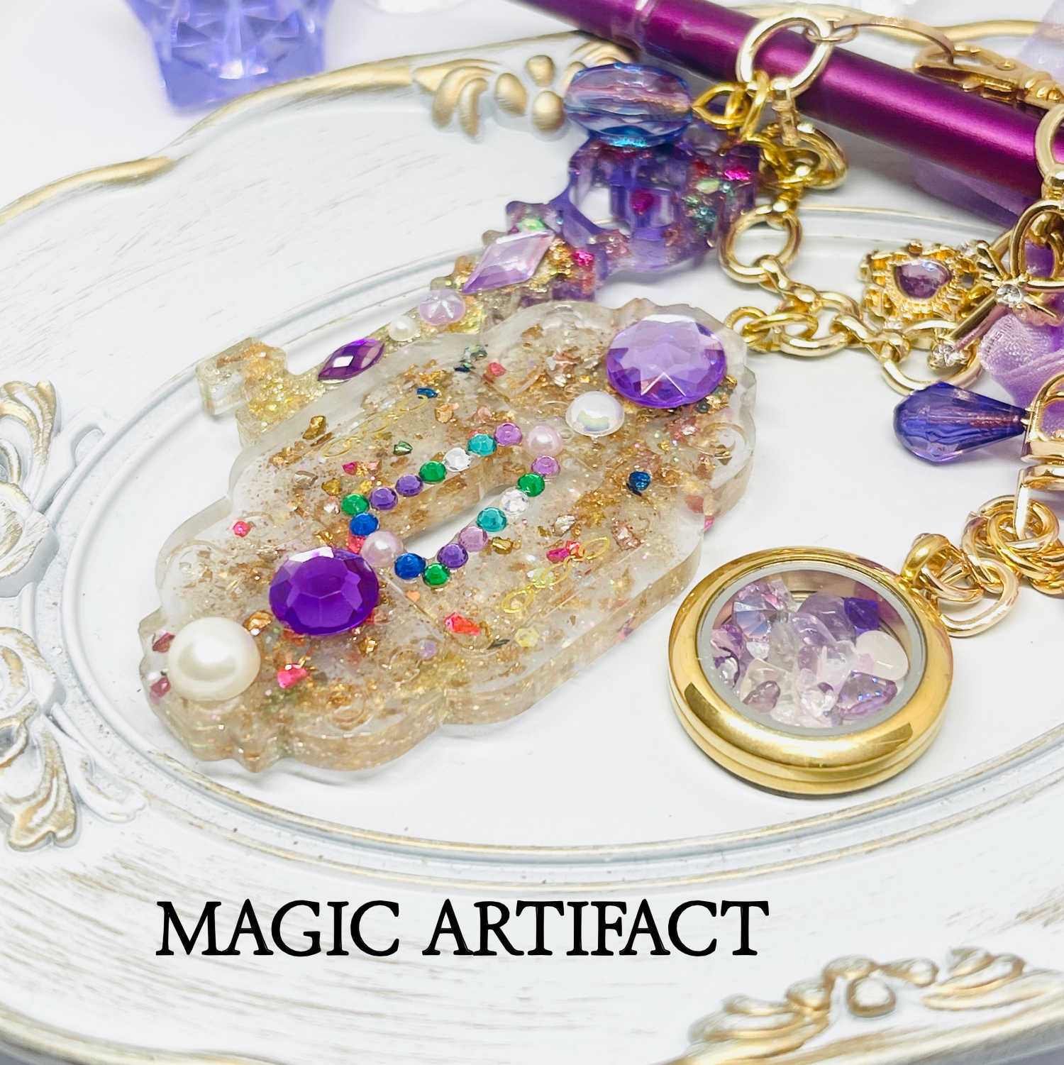 レジン✧キーホルダー ♡宝石で光り輝く神秘的な国に訪れた冒険者の