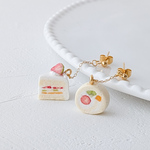 フルーツロールケーキ　ショートケーキ　ミニチュアスイーツ　ミニチュア　ピアス　イヤリング