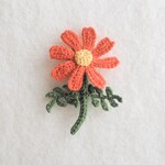 夕焼け色のコスモス　軽くてコンパクトな刺繍糸のかぎ針編み　お花ブローチ