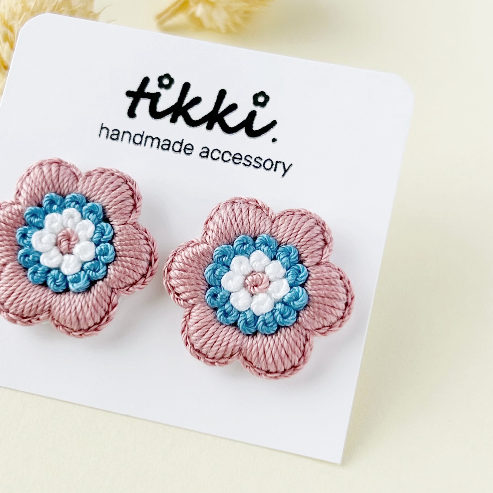 北欧風 花の刺繍ピアス／イヤリング【ピンク×ライトブルー】 - tikki