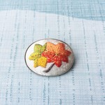 紅葉（もみじ）の刺繍の帯留め