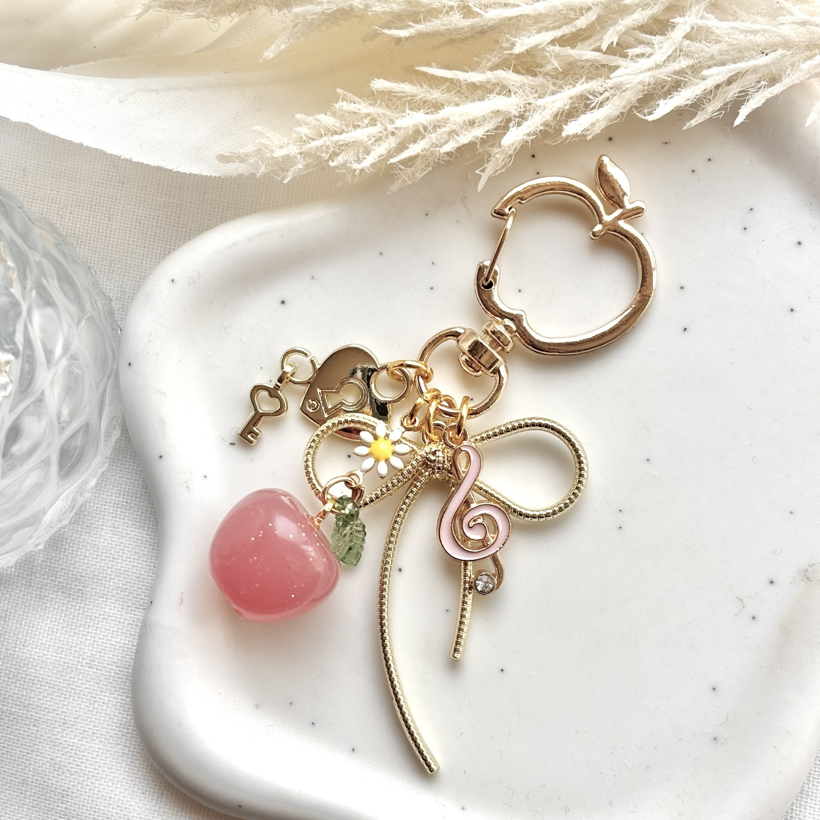 送料無料】ハンドメイド りんごチャーム レジン キーホルダー リボン
