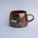 熊と鮭のマグカップ（ブラウン）　コーヒーカップ / 陶器 / クマ / くま