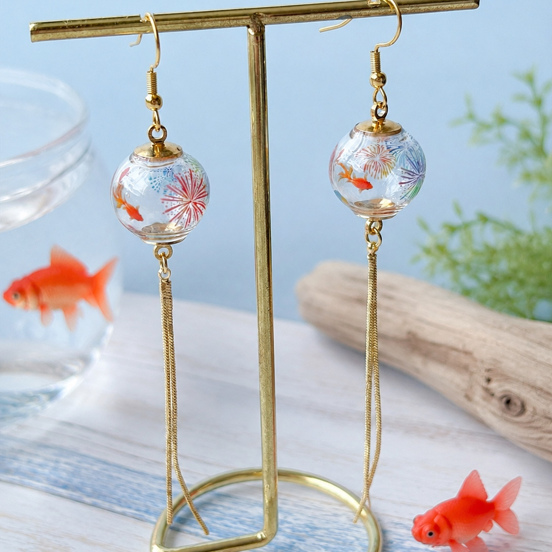 金魚🫧 涼しげ和風ガラス玉金魚と花火のピアス イヤリングヾ(๑╹◡╹)ﾉ