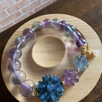 青いシラーを放つラブラドライトの花とキャンディフローライトの瑞々しいお守りブレス