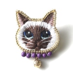 シャム猫　ブローチ　手刺繍　猫刺繍　パールの首輪　天然石　ラピスラズリ　世界猫の日　愛猫と一緒にお出かけ気分　猫の日　にゃんこ　猫好きさん　猫ブローチ　猫アクセサリー　猫グッズ