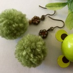 再販☆ポンポン(グリーン)×お花のアンティーク色のピアス/イヤリング