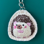 ハリネズミ　手刺繍　小さめ　バッグチャーム　『だいじょうぶ。』　大人かわいい　キーホルダー　ブラウン　まりもの森　
