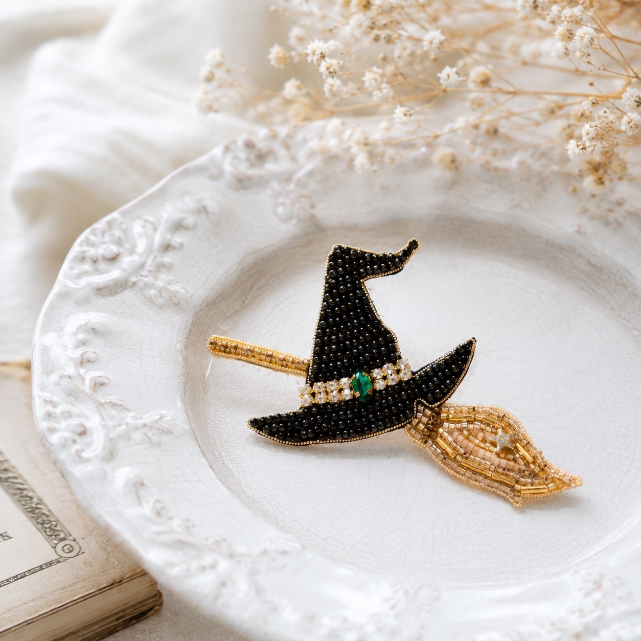 再販3》バイオリンのビーズ刺繍ブローチ｜琥珀色にきらめく大人の音楽