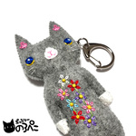 花咲くグレー猫キーホルダー(手刺繍の花を飾った青い瞳のグレー猫ちゃんフェルトマスコットキーホルダー) D4029-742