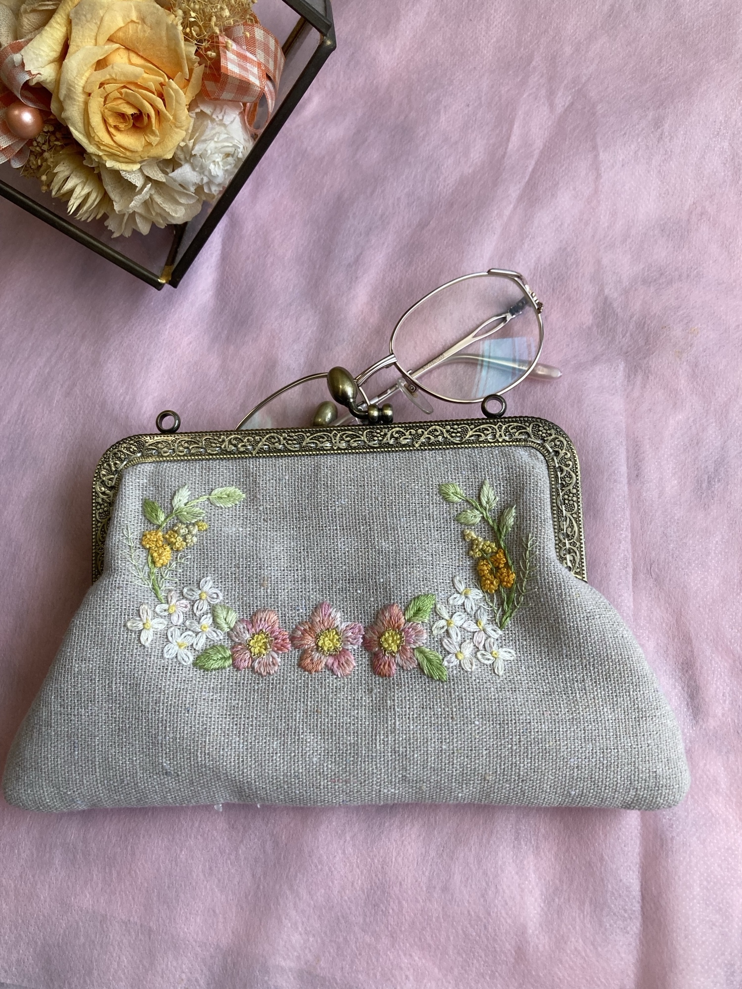 手刺繍】北欧風ボタニカルフラワーのがま口メガネケース ＊ 生成り