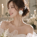 花嫁様にも💕大ぶりホワイトフラワーとガラスドームのピアス、イヤリング　ウェディングアクセサリー　ブライダルアクセサリー　結婚式アクセサリー　ウェディングピアス　ウェディングイヤリング　ブライダルピアス