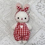 8/7販売🐰アクリルボア♪白うさぎさんぬいぐるみロンパースの子