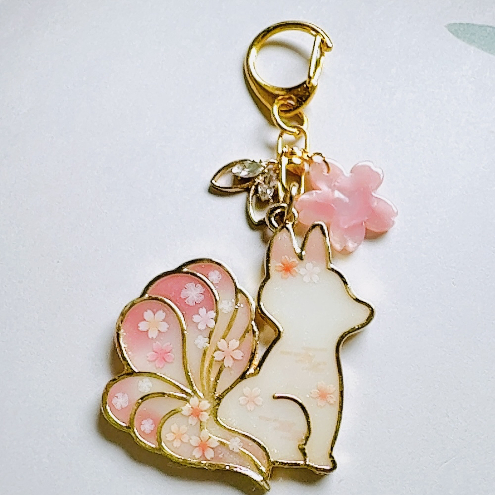 再入荷だけど売約済み♥️ピンクオパール キツネちゃん 九尾 カービング 桜舞う 九尾狐のリバーシブルキーホルダー - MIRIA0913'S GALLERY