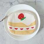 小さないちごのケーキ型のポーチ