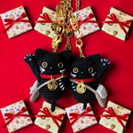 あみぐるみの招き猫　「右手」「左手」黒猫（キーホルダー　バッグチャーム）　縁起物