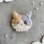 三毛猫の刺繍ブローチ(うすいベージュとグレー)