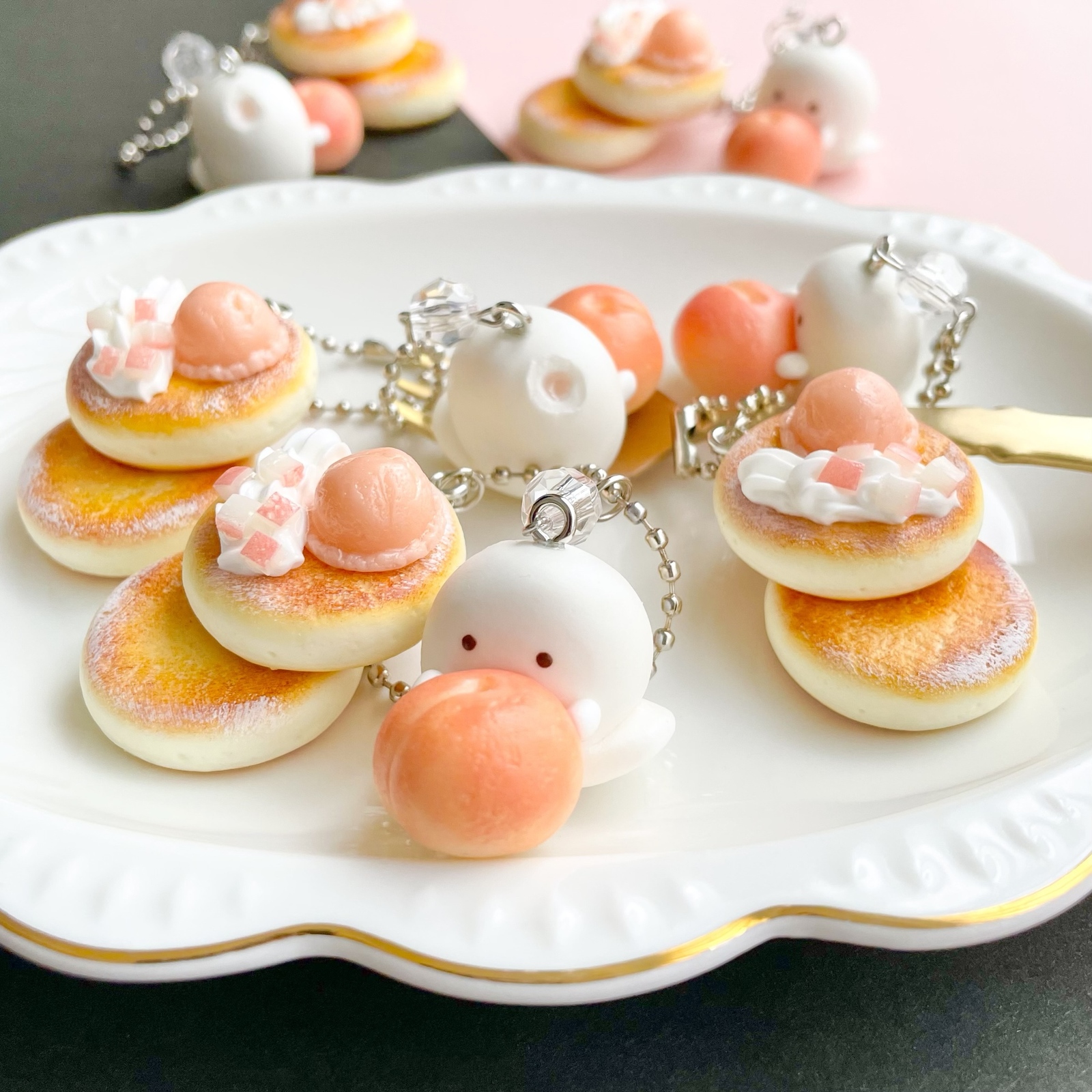 送料込】桃アイスパンケーキとおばけマシュマロのボールチェーン