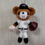 バンビー様オーダー品★あみぐるみ　野球　グローブとボールを持ったくま　ストラップ