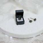 薔薇(黒)のピアスと指輪のセット(選べる指輪ケース付)