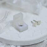 薔薇(白)のピアスと指輪のセット(選べる指輪ケース付)
