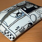 普通サイズ ポケットティッシュカバー　エプロン白熊ン。モノクロ。ラミネートポケットティッシュケース