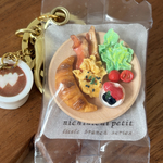 クロワッサンプレートのキーホルダー｜little brunch series（コーヒーチャーム付き）／ミニチュアパンキーホルダー（フェイクフード、食品サンプル）