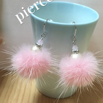 ピンクのファーのピアス