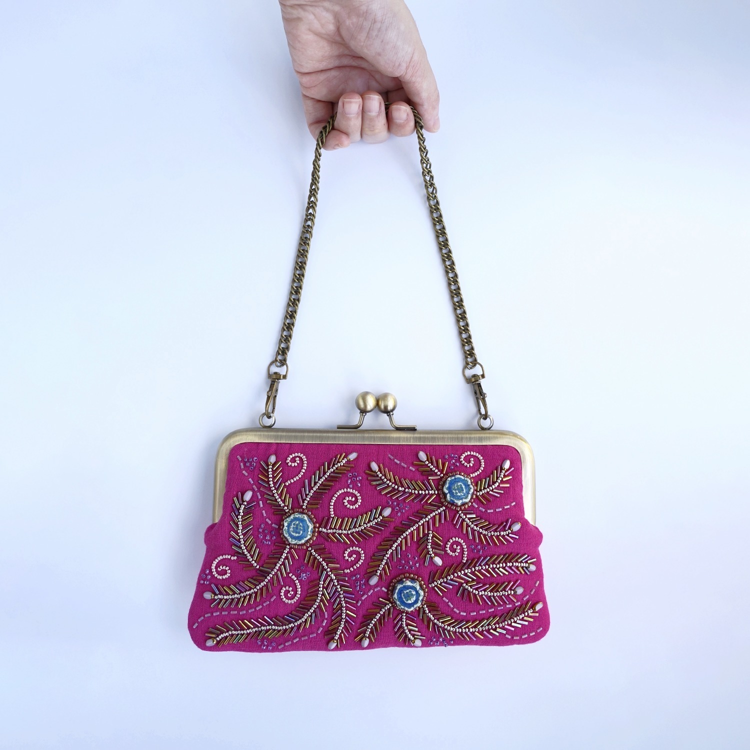 がま口バッグ ビーズ刺繍 マゼンタ ピンク フラワー 花柄 通帳ケース 通帳入れ パスポートケース 一点もの 手刺繍 No.2 18,250円