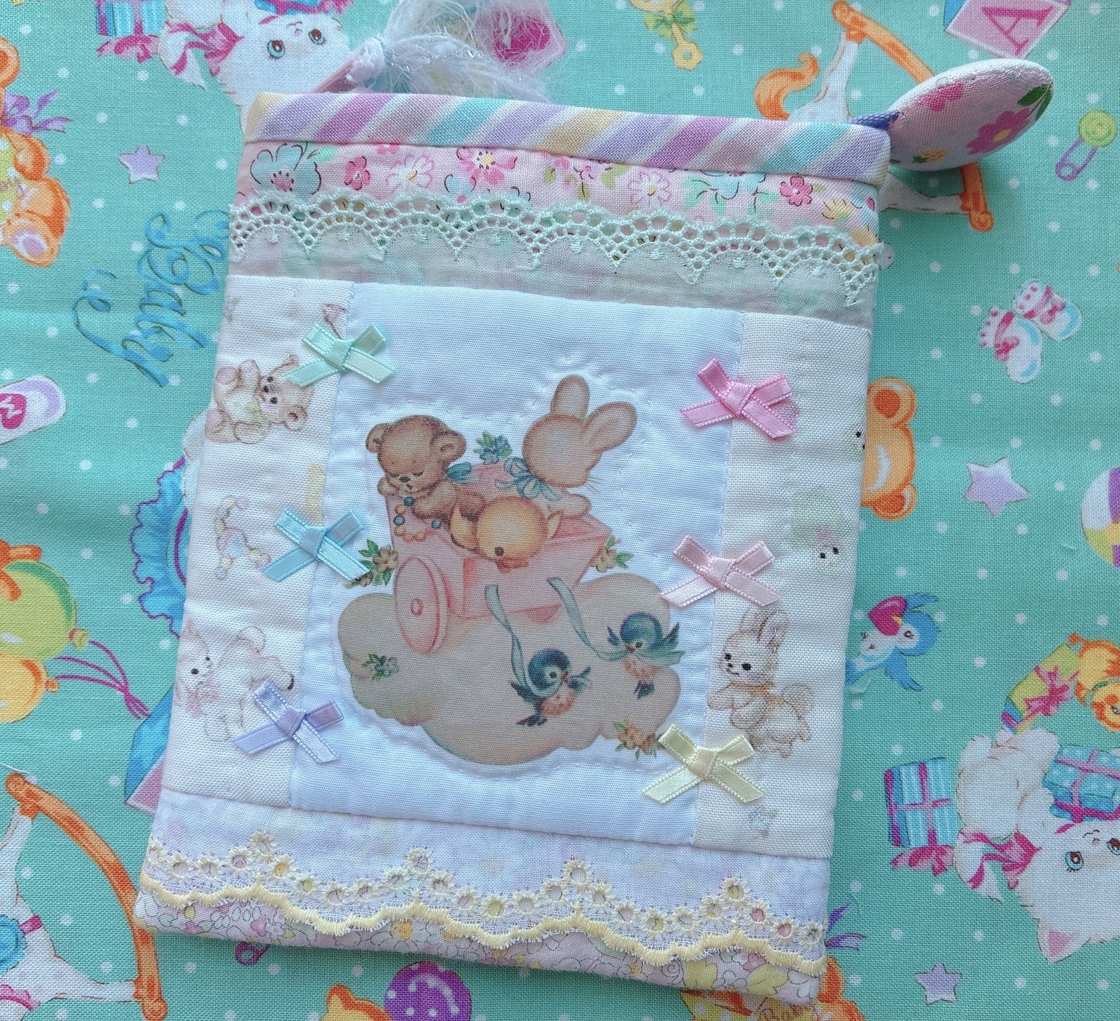 ハンドメイド❇大きめビンテージ❇レトロアニマルパッチワークマットと巾着セット hana*ハンドメイド☆パッチワークレトロアニマルスクエアポーチ - hana