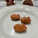 たい焼きブローチ（いちご入りあん・左向き）｜フェイクスイーツ 樹脂粘土 ミニチュア 和菓子 食べ物ブローチ