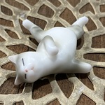 ぐうたらネコ箸置き（サバトラシロ）