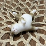 ぐうたらネコ箸置き（キジトラシロ）