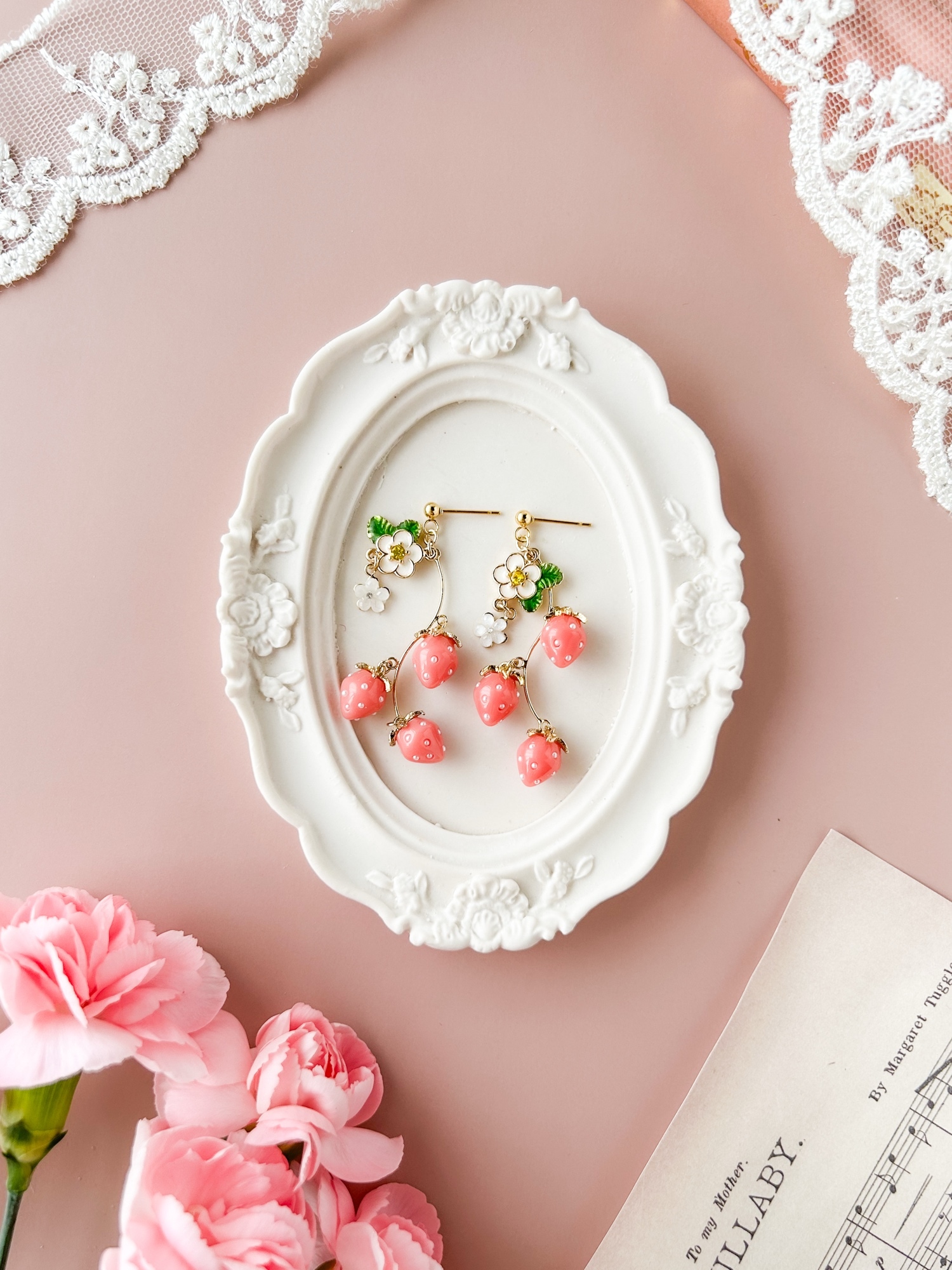 クラシカル】薔薇と白うさぎの揺れるピアス・イヤリング ｜ バラ