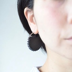 Flat【レザーピアス 】color: black