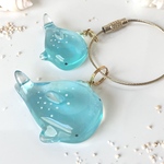 親子ジンベエザメ バッグチャーム￤キーホルダー￤ミニチュア￤レジン￤海の生き物￤海好き￤水族館￤透明感￤沖縄￤夏￤プチギフト