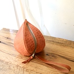 【展示品SALE◇定価24,800円→17,360円（30％OFF ）】【数日内に発送可能です】2way仕様◆ 革仕立てのほおずき巾着《狐の嫁入り》