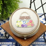 花刺繍のアクセサリーケース　(パーティーバッグ）