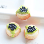 【2個セット】ミニチュア ピスタチオベリーパンケーキ カボション / グリーンソース ミニチュアフード スイーツデコ デコパーツ 貼り付け資材