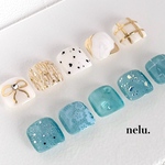 ホワイト × ゴールド ブルー フットネイル ｜ ネイルチップ ニュアンス ミラー フラッシュ マグネット フラッシュマグ リボン レース 夏