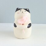 はちわれ猫とドライフラワーの置物　（陶器製）